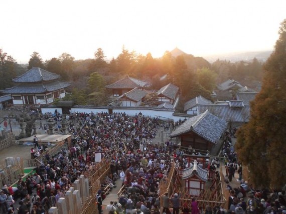 東大寺二月堂の舞台から観覧席を見たところ　石碑や石灯篭の保護柵（木杭と竹柵）