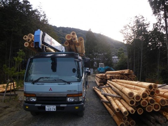 ４トン車に乗せた「太足場」 