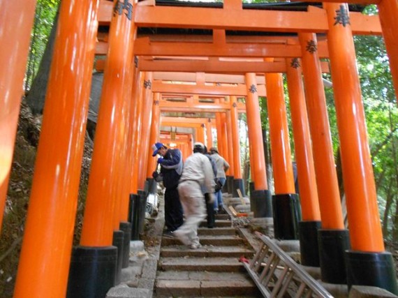 鳥居の建替え工事を行っているところ