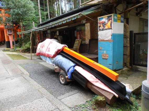 お社の「大杉社」前に運び上げたれた「鳥居の部材」