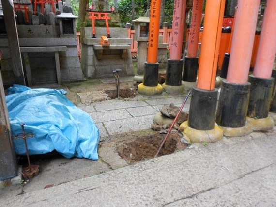 鳥居の根元を掘っているところ