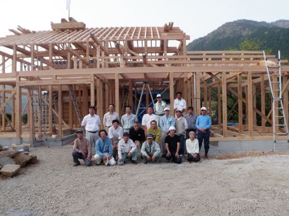 親戚が「地元の木」で建てた母屋　（建前後に記念撮影）