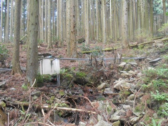 山中に設置された自家用簡易水道　（取水口から貯水タンクまで）