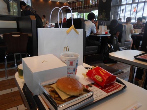 「１，０００円ハンバーガー」を食する人が結構いた店内