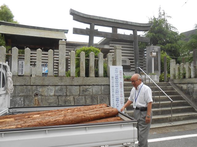 三木市立金物資料館への丸太搬入時の様子