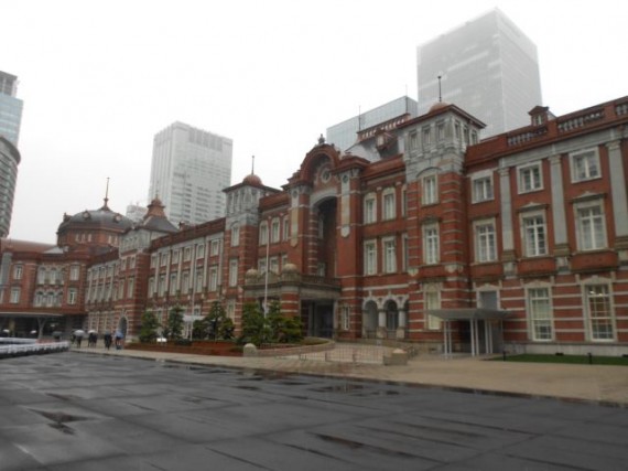 東京駅・改修後全景　（旧駅舎の下には約１万本の基礎・松杭が打たれていました）