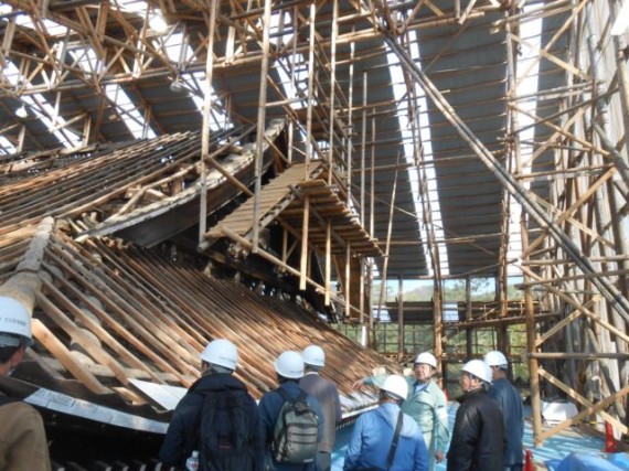 「仁和寺・観音堂」　修理現場見学会　（横側から）