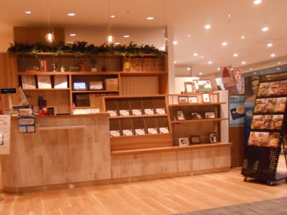 内装に木材地の模様を取り入れたオープンカフェ・ショップ