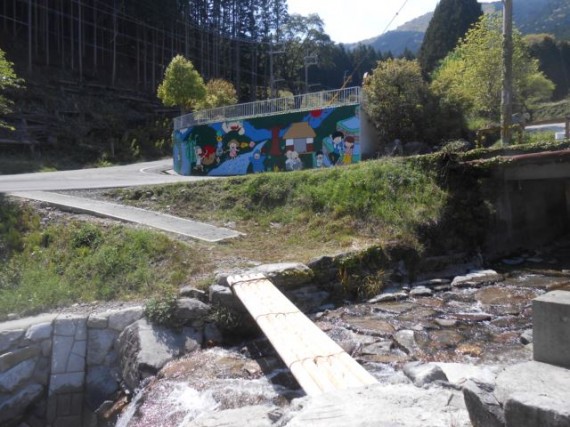 棚田の自家製・木造「流れ橋」　対岸側に流出防止のワイヤーがあります