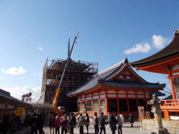 「清水寺・三重塔」に「足場丸太」を吊り上げる巨大クレーン