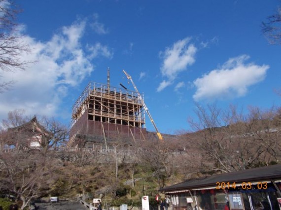 「清水寺・三重塔」の仮設素屋根の建設現場　（全景）