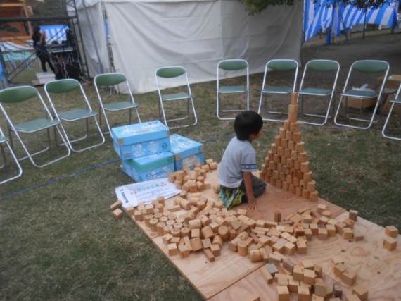  「積み木広場」で「丸棒端材製・積み木」で遊ぶ子供の姿が‥‥