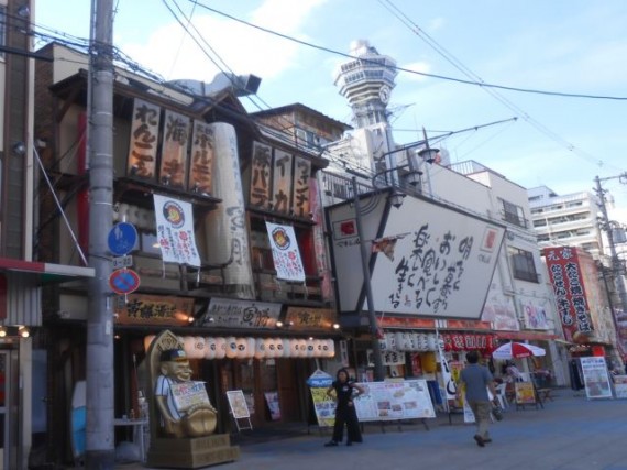 木製看板が「レトロ」な雰囲気を醸し出している「焼き肉屋」さん