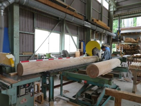 直径30cm・300mmの円柱材のカット作業