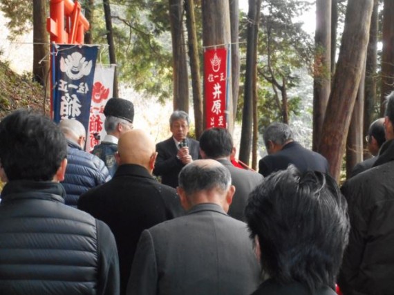 鳥居新調の経緯について話をする奉納会・会長