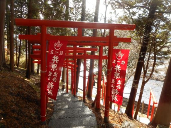 「井原至山出会稲荷」に奉納された鳥居裏側　（建立日・平成２７年１月と明記）