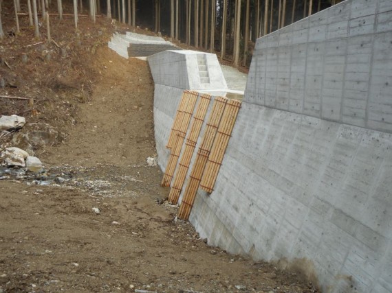 「治山ダム」に設置された「水抜き閉塞防止工」（横から）