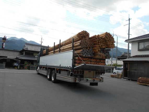 千葉県木更津市に搬送される各種材料　（大型車で搬送）