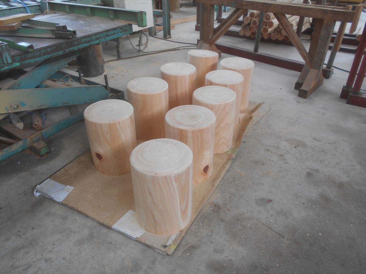 丸太スツール』（丸太いす・丸太椅子）の元となる「円柱材・丸棒材」の生産で実績があり。 | 木原木材店